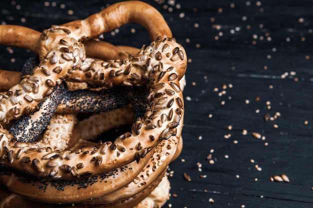 Foto close-up di pretzel morbidi e salati appena cotti su uno sfondo di legno tradizionale pretzel bavarese