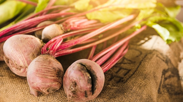 Photo close-up of fresh beetroot on display at market stall