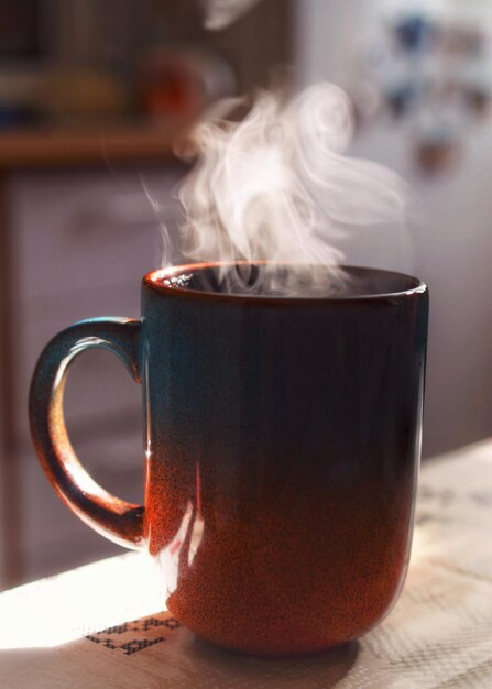 Photo close-up of fresh black coffee on table