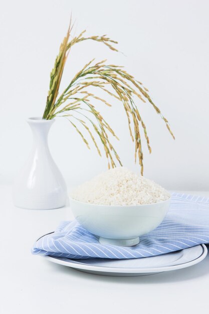 Photo close-up of fresh bread in bowl on table against white background