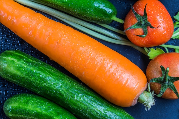 Primo piano di carote fresche e pomodori