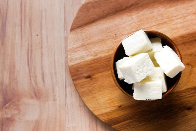 Photo close up of fresh cheese in a bowl on table