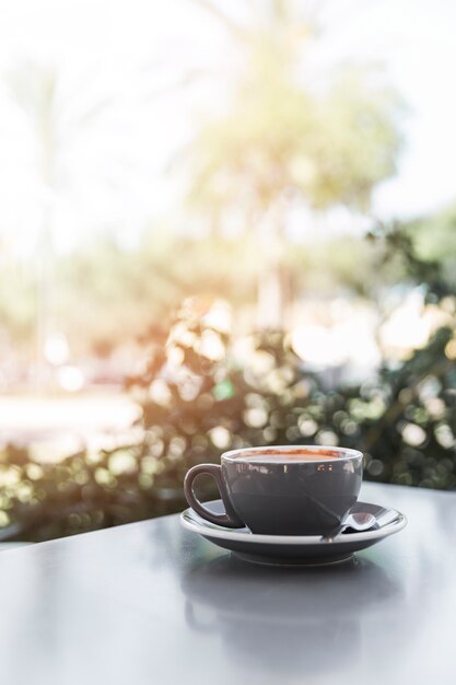 Primo piano di caffè fresco nel caf�