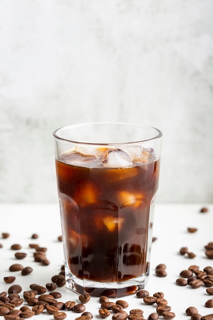 Photo close-up fresh coffee with ice cubes