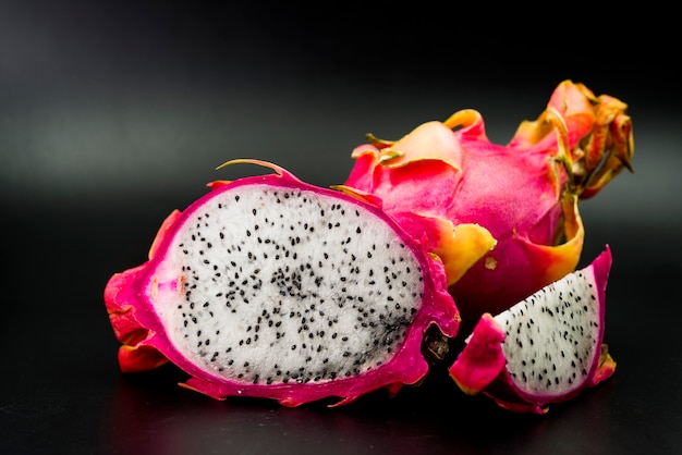 Photo close-up of fresh dragon fruits on black background