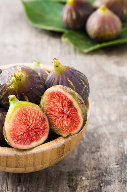 Close up on fresh figs in a bow