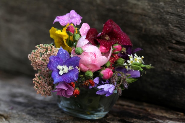 花瓶の中の新鮮な花をクローズアップ