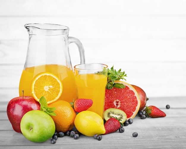 ジュースと新鮮な果物のクローズアップ