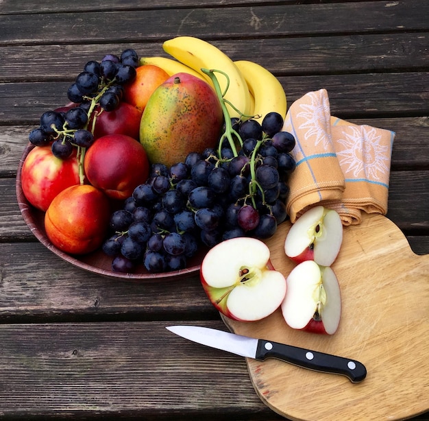 Foto prossimo piano di frutta fresca su un tavolo di legno