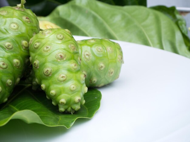 Foto close-up di frutta e foglie verdi fresche