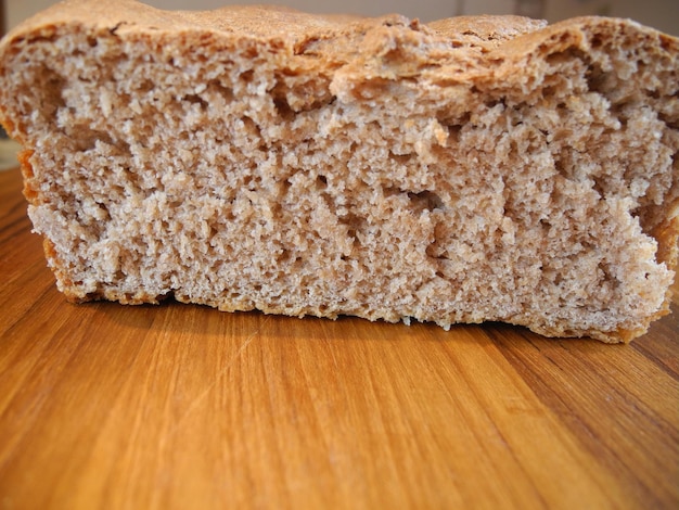 Photo close-up of fresh homemade bread on cutting board