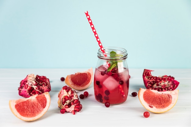 Foto chiuda sul succo ghiacciato fresco del melograno in barattolo