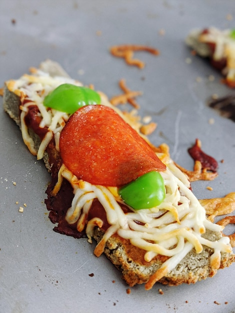 Foto close-up di una fresca colazione keto servita sul tavolo