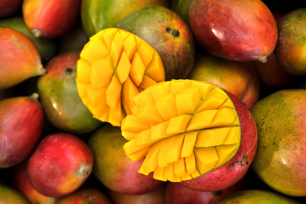 Foto chiuda sulla frutta fresca del mango sulla stalla del mercato in spagna del sud