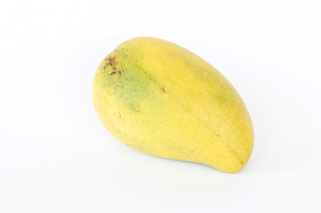 Photo close up of fresh mangos  on white background