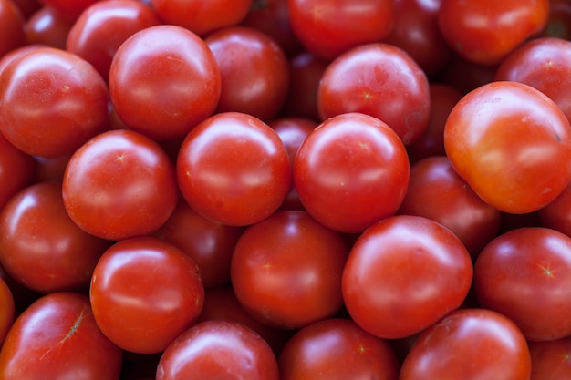 Photo close up of fresh organic tomatos at outdoor market