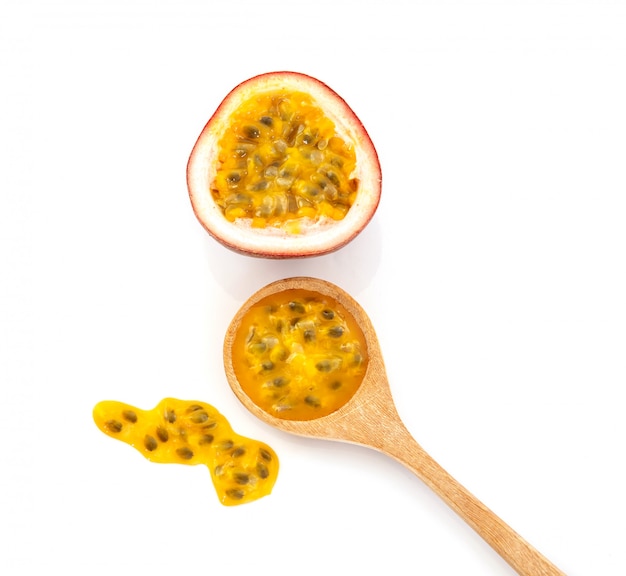 Photo close up fresh passion fruit on white surface