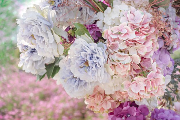 Foto close-up di fiori viola freschi in giardino