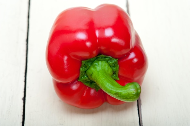 Photo close-up of fresh red bell pepper on table