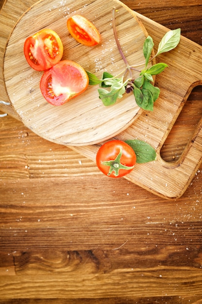 Photo close-up of fresh, ripe tomatoes on wood background