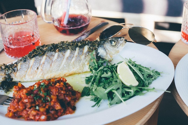 Photo close-up of fresh seafood served on table at restaurant