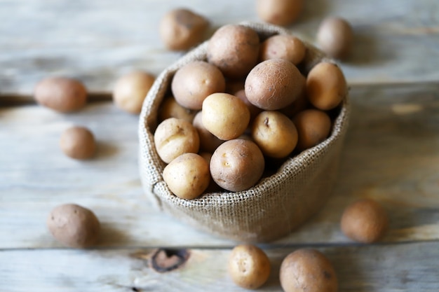 Primo piano di piccole patate fresche