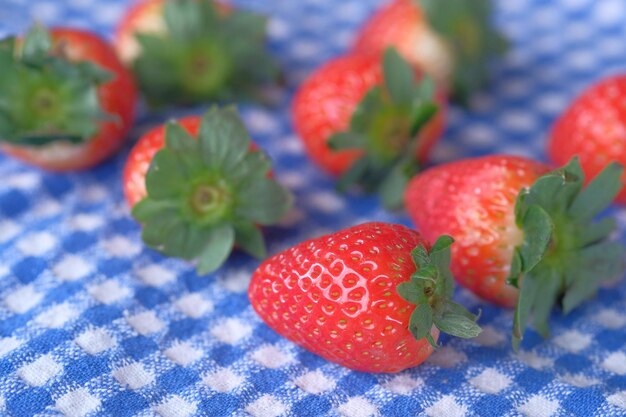 Photo close up of fresh strawberry on table cloth