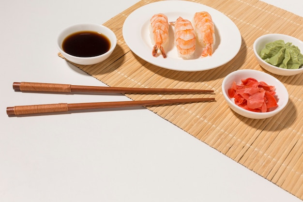 Photo close-up fresh sushi with soy sauce and wasabi