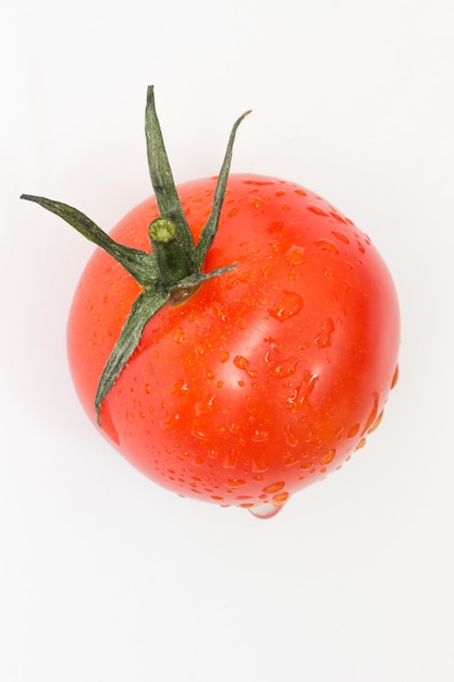 물 방울과 신선한 토마토의 클로즈업
