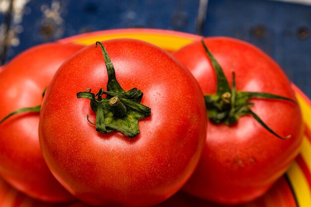 Foto prossimo piano di pomodori freschi