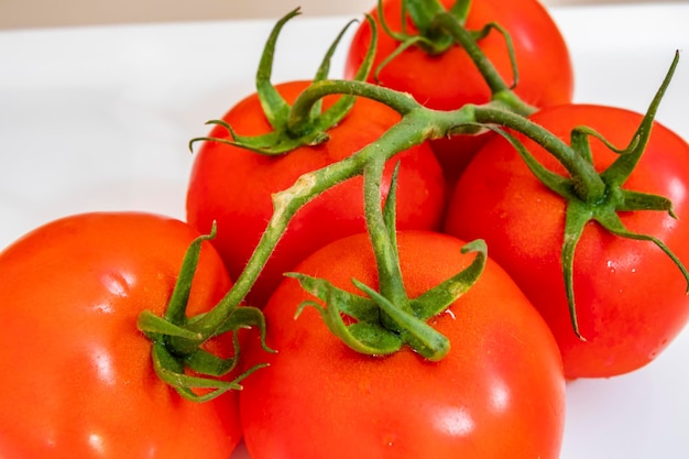 Foto prossimo piano di pomodori freschi