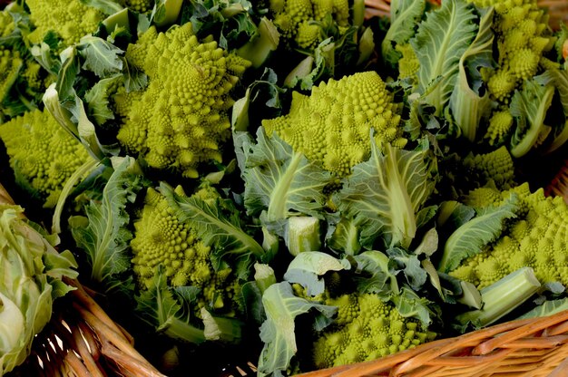 Foto close-up di verdure fresche in vendita al mercato.