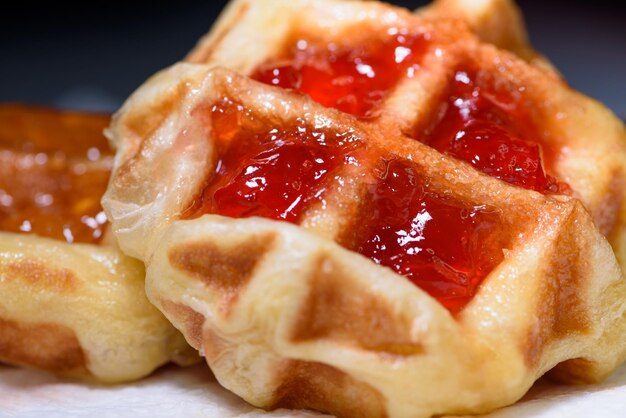 Photo close up fresh waffles with above strawberry jam