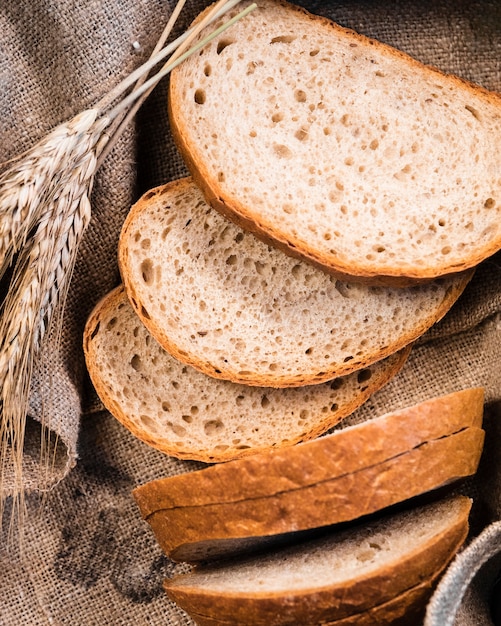 Photo close-up freshly baked slices of bread