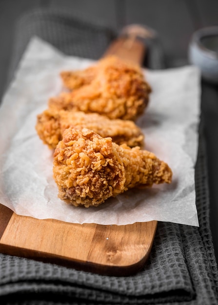 Photo close-up fried chicken wings on cutting board