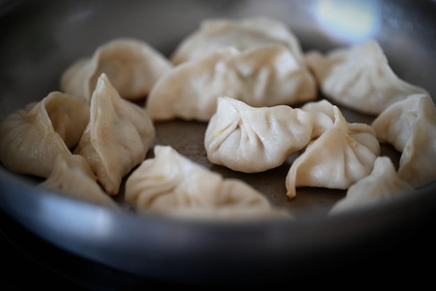 Photo close-up of fried dumplings in a pan