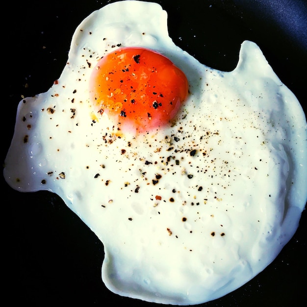 Photo close-up of fried egg in pan