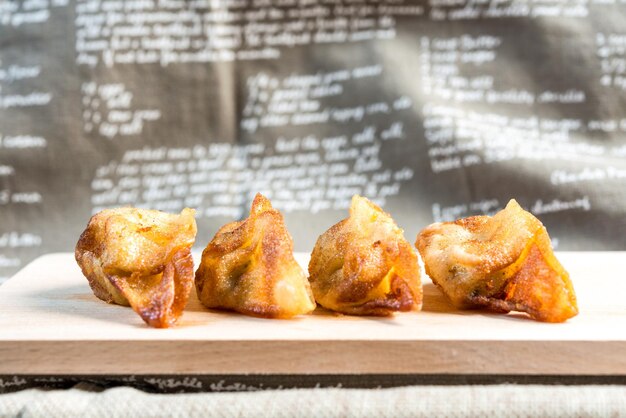 Photo close-up of fried food on table