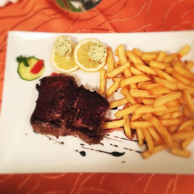 Foto prossimo piano di carne fritta sul piatto