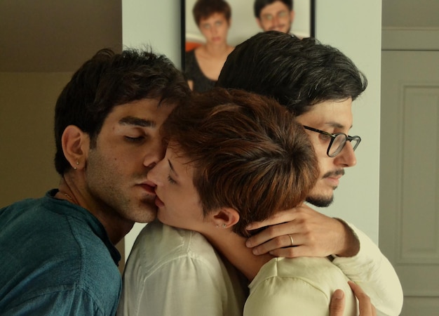 Photo close-up of friends embracing at home