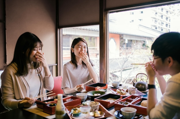 食事を楽しんでいる友人をクローズアップ