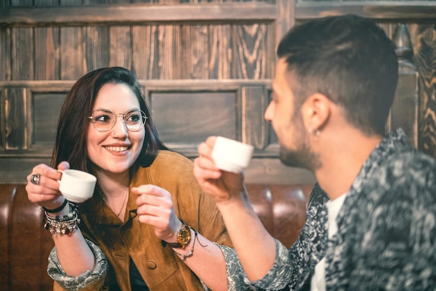 Photo close-up of friends having coffee in cafe