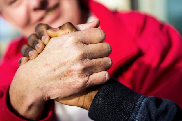 Photo close-up of friends holding hands