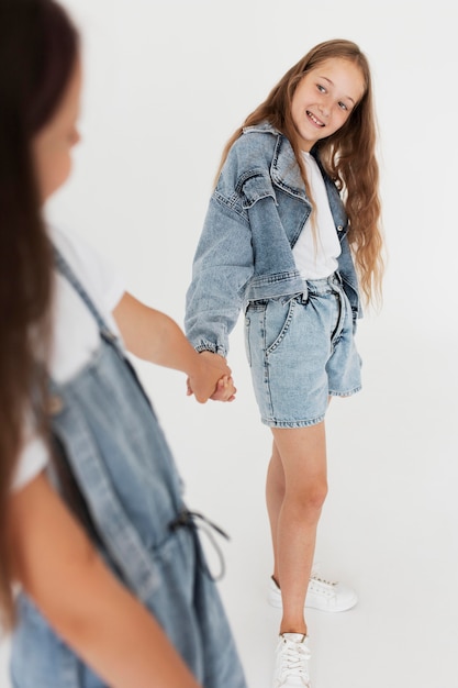 Photo close up friends holding hands