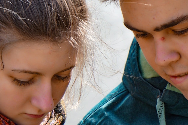 Photo close-up of friends looking down outdoors