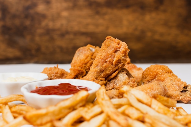 Foto close-up di patatine fritte e pollo fritto