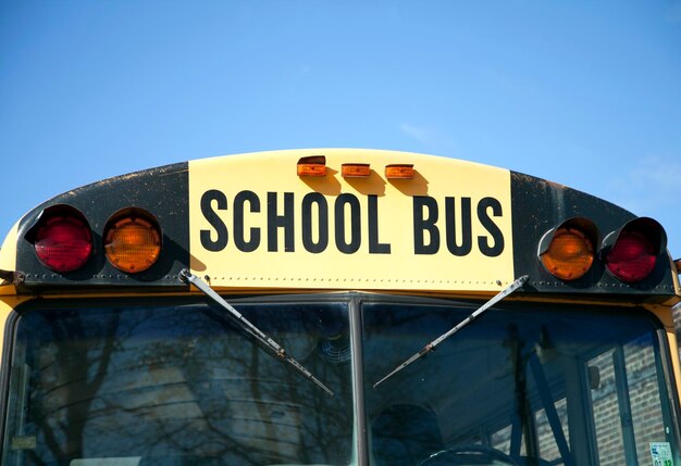 Photo close up of the front of a yellow school bus