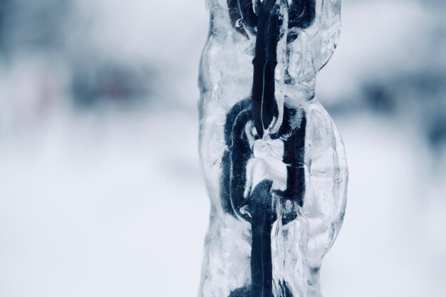 Foto prossimo piano della catena congelata durante l'inverno