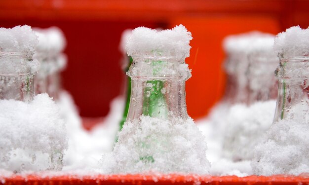 Foto prossimo piano di bottiglie di vetro congelate