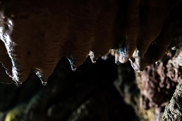 Foto prossimo piano dell'acqua ghiacciata sulla roccia